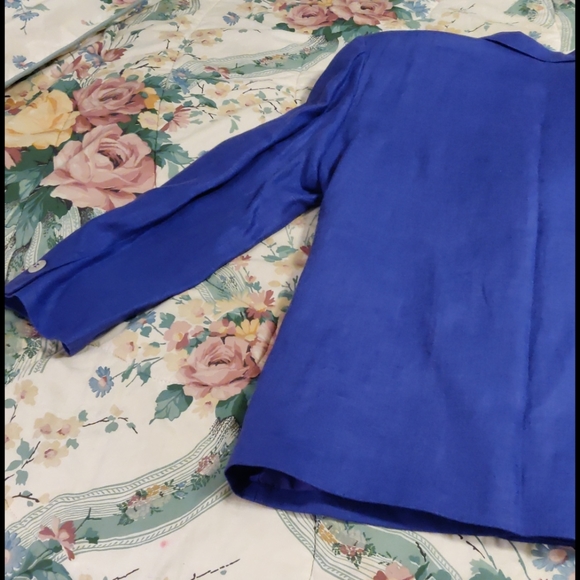 A Ladies Jacket - Picture 12 of 12